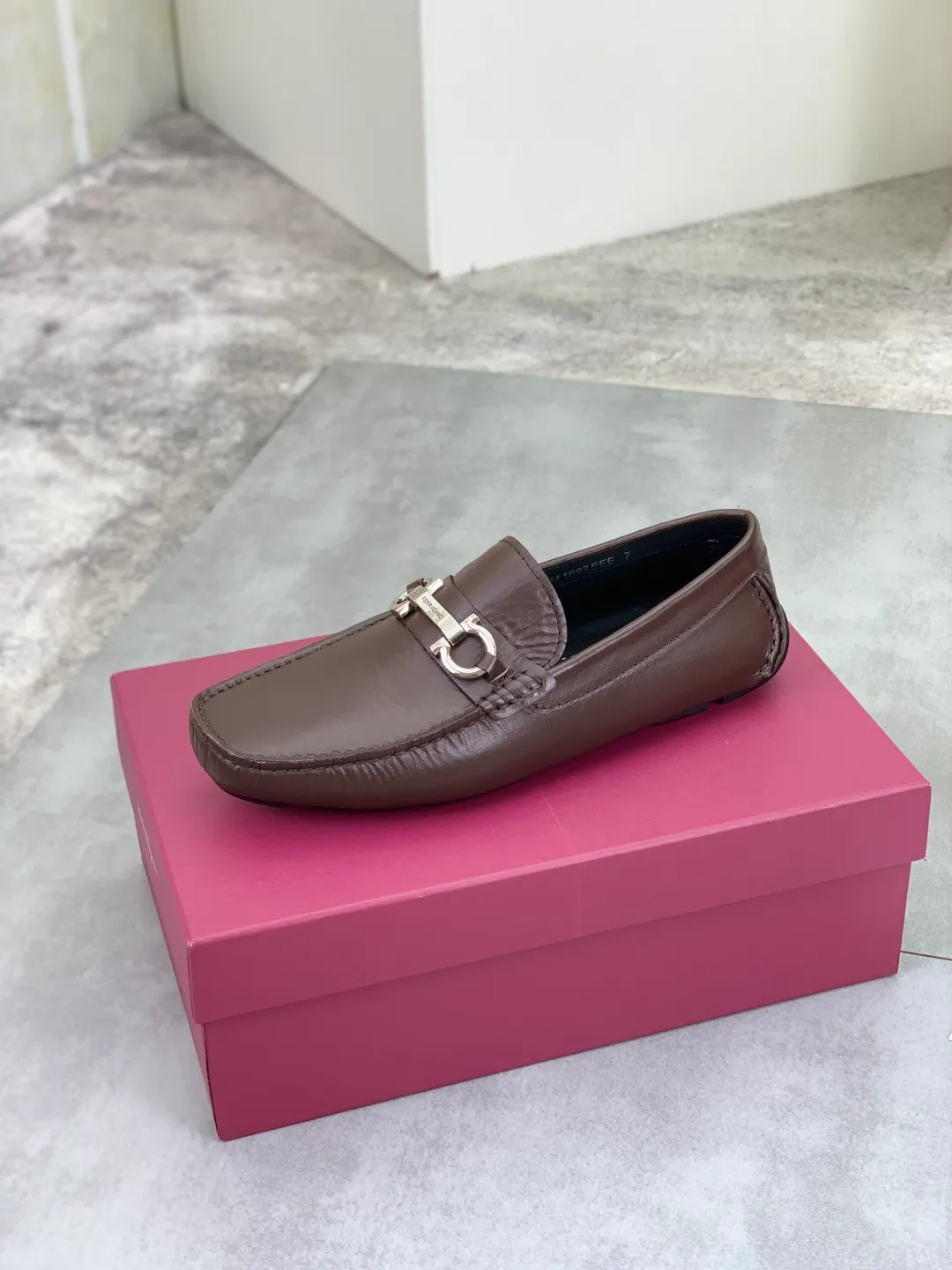 Men's shoes 💰P542 New model, high quality [Ferragamo/Ferragamo] Latest lazy slip-on shoes Original imported calfskin, imported cowhide lining + original luxury metal buckle + original combination outsole Comparison without pressure Code number: 38-45